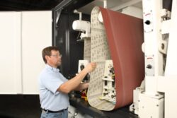 3M™ Paper Belt 364UZ, P150 F-weight, 52 in x 75 in, Sine-lok, Full-flex, 5 ea/Case image 3M™ Paper Belt 364UZ, P150 F-weight, 52 in x 75 in, Sine-lok, Full-flex, 5 ea/Caseimage